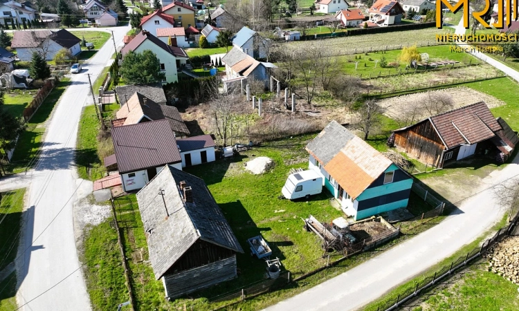 Zabudowania w Biskupicach Radłowskich gmina Radłów | Zdjęcie główne